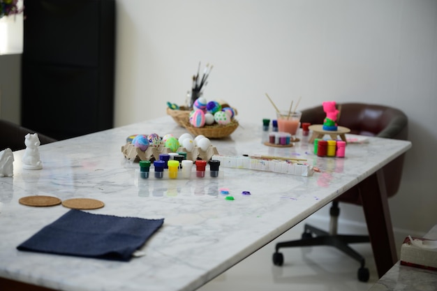 stół z narzędziami do haftu